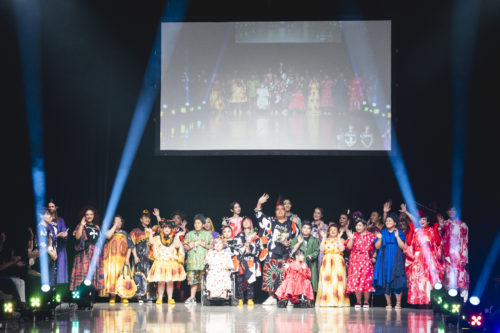 画像２：2024年の東京コレクションで、カラフルな衣装に身を包んだモデルたち