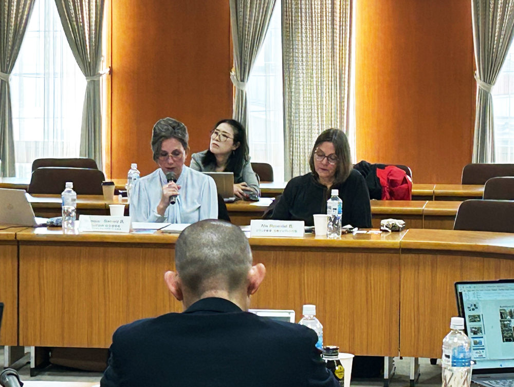 （画像アイキャッチ兼用：オランダにおける仏教スピリチュアルケアについて説明するライトフェルト氏（左）ら）