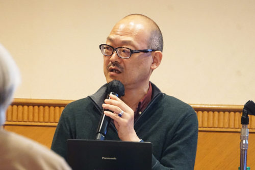 （画像：社会的連帯経済について解説する藤井さん）