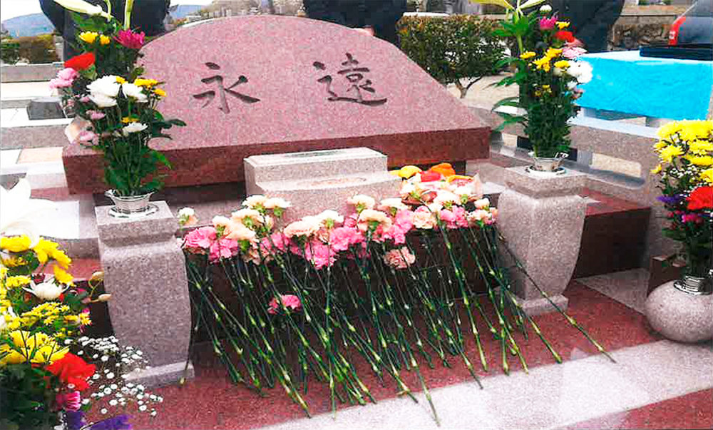 （画像１アイキャッチ兼用：神戸平和霊苑共同墓「永遠」）