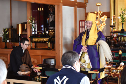 (画像:法要後に法話を行う齋藤住職(右)と、式衆として出仕した真田住職)