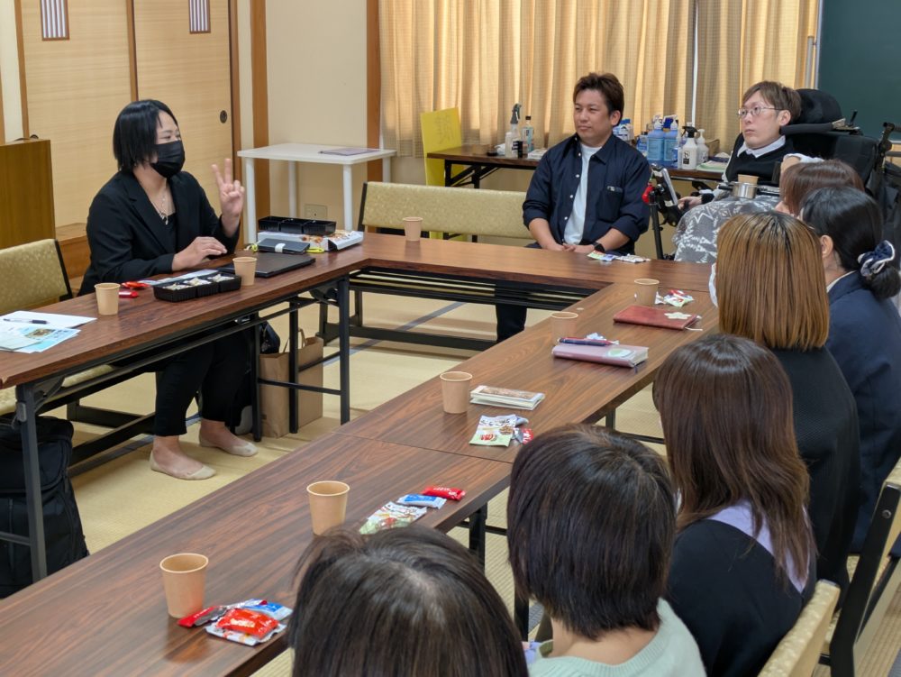 （画像２アイキャッチ兼用：川﨑さんも語らいの輪の中に参加した）