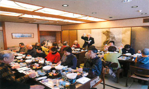 (画像3:参加者が楽しみにしている「永遠の会」の昼食会)