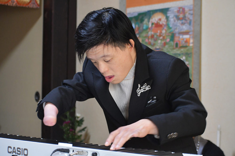 （画像２アイキャッチ兼用：両手を駆使して演奏するピアニストの鈴木凜太朗さん）