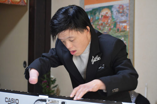 （画像２アイキャッチ兼用：両手を駆使して演奏するピアニストの鈴木凜太朗さん）