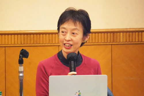 （画像アイキャッチ兼用：スペインの市民社会について紹介する工藤さん）