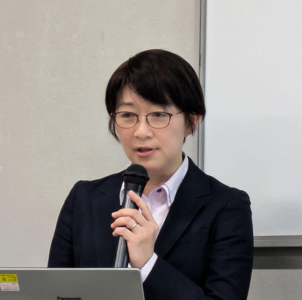 （画像アイキャッチ兼用：シームレスバディを開発した背景などについて語る高橋社長）