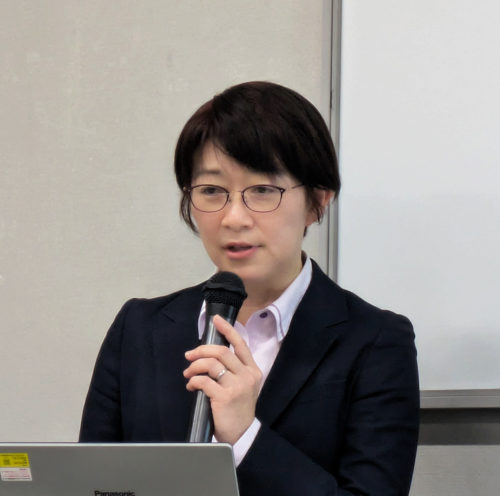 (画像アイキャッチ兼用:シームレスバディを開発した背景などについて語る高橋社長)