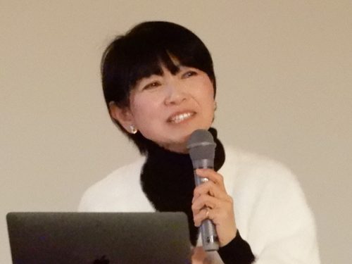 (画像アイキャッチ兼用:「苦しいときにも人は穏やかになれるのだろうか」と問いかける清水さん)