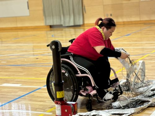 (画像2ネット:ネットの準備・片付けも自分たちで行う)