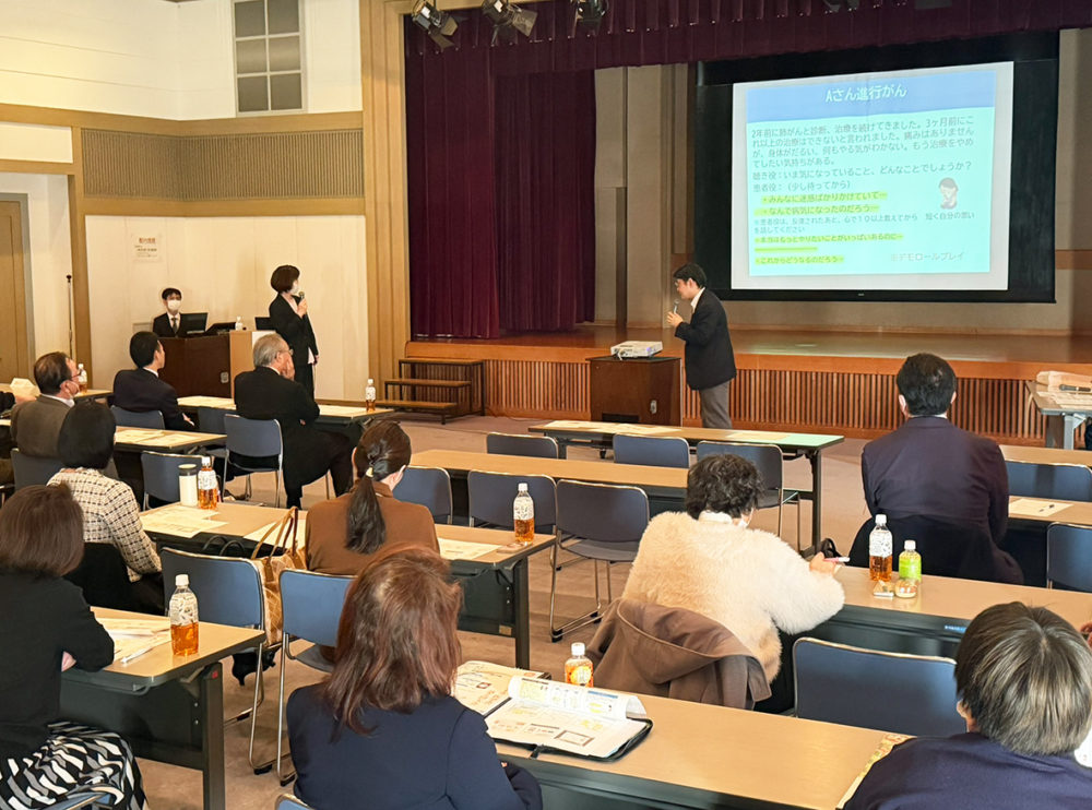 （画像アイキャッチ兼用：教育講演でさまざまな取り組みが紹介されたあそかビハーラ医学会の第2回大会＝京都市下京区の聞法会館）