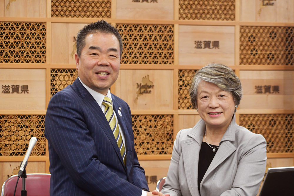 （画像アイキャッチ兼用：看護学部の新設を発表する竹安学長（右）と三日月知事）