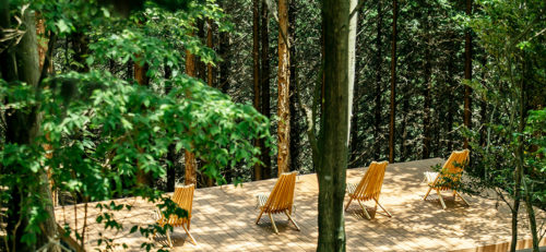 (画像3:循環葬の森には、本人や遺族が憩えるデッキがデザインされている=能勢妙見山)