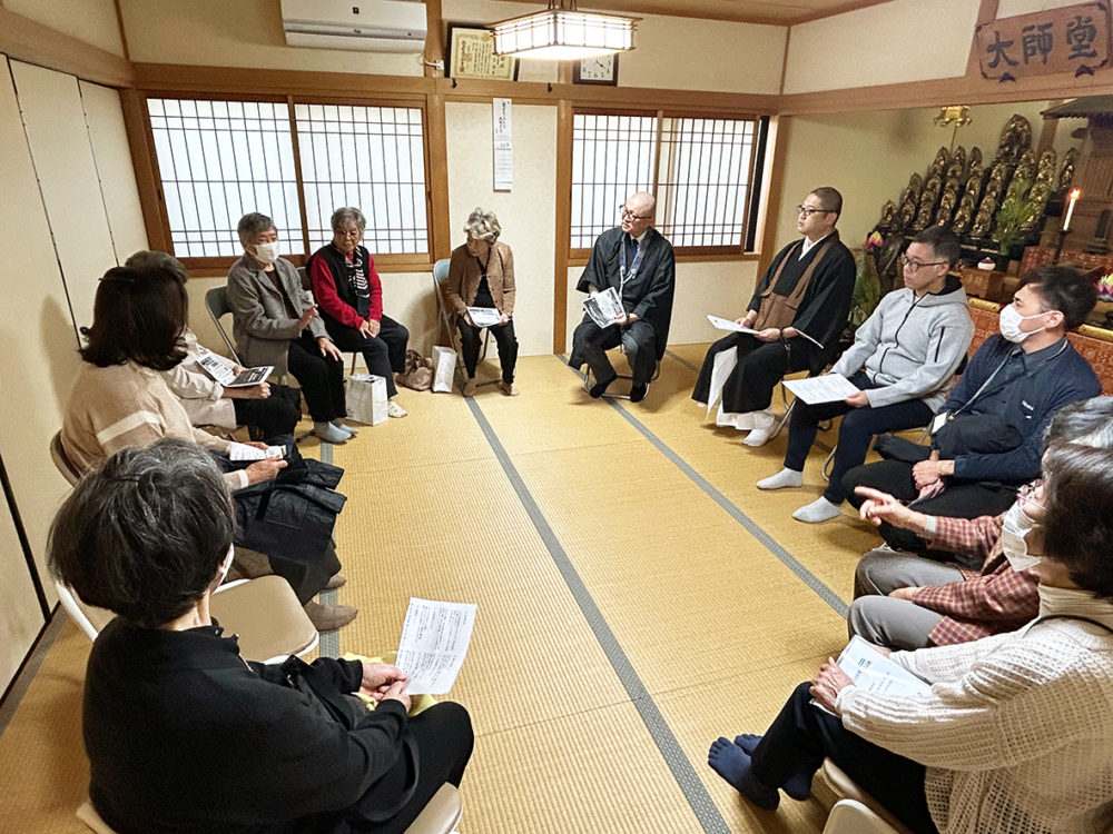 （画像アイキャッチ兼用：輪になって介護の苦労を語り合う参加者ら＝2025年11月、大阪府高石市の大王寺）