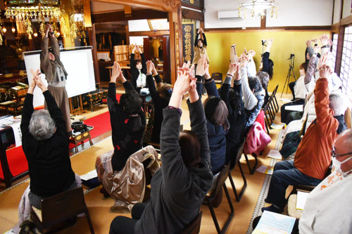 （画像１：読経前の準備運動）