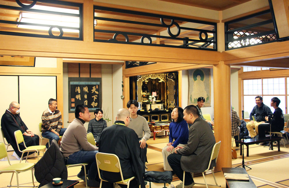 （画像アイキャッチ兼用：輪になって感想を述べ合う参加者ら）