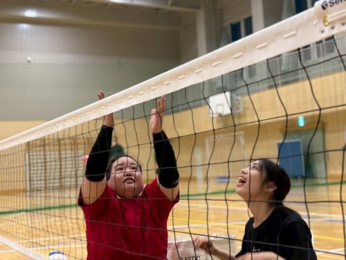 (画像3トス:声を上げ、互いに士気を上げる)