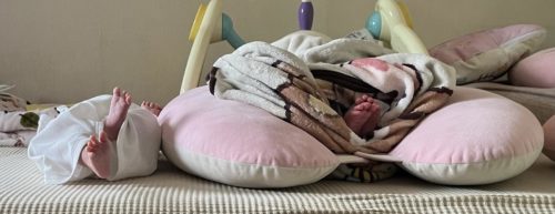 (画像3アイキャッチ兼用:周囲のサポートで、無事に生まれてきた赤ちゃん)