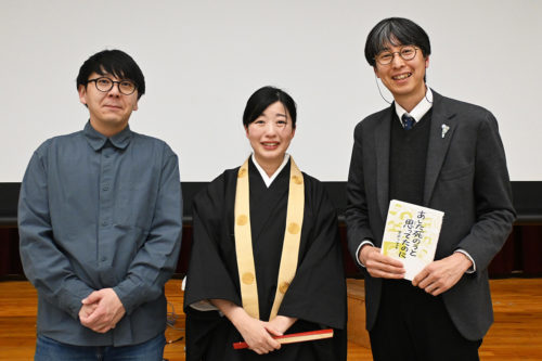 (画像アイキャッチ兼用:登壇した漫画家の吉本さん、鷲尾座主と司会の上田特任講師(左から)