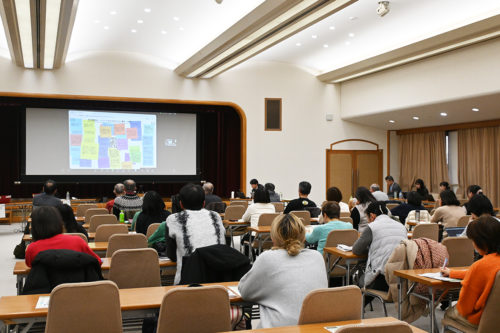 (画像:オンラインで意見を述べる参加者たち=大津市)