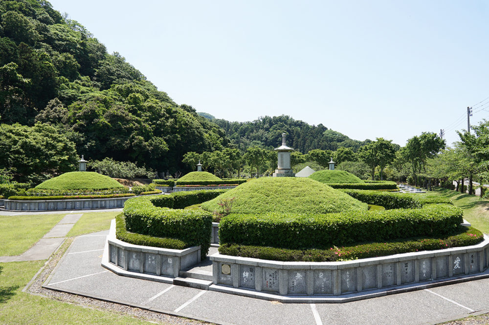 （画像2アイキャッチ兼用：円墳型の宝塔を中心に個別区画墓が取り囲む「安穏廟」）