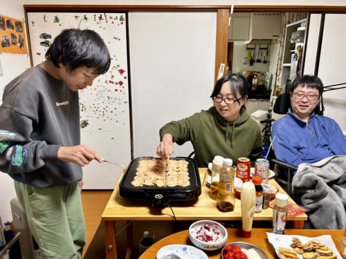 （画像２　古内さん一家のたこやきパーティー）